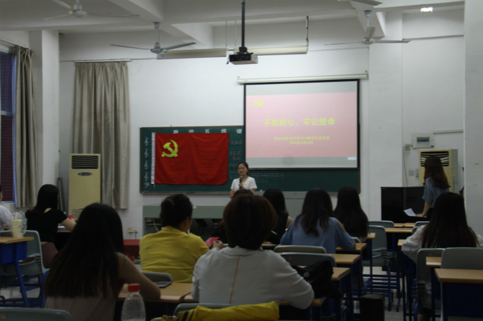 艺术系开展毕业生党员“最后一次党课”活动 (3).jpg