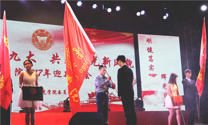 黄阿火书记授旗_副本.jpg